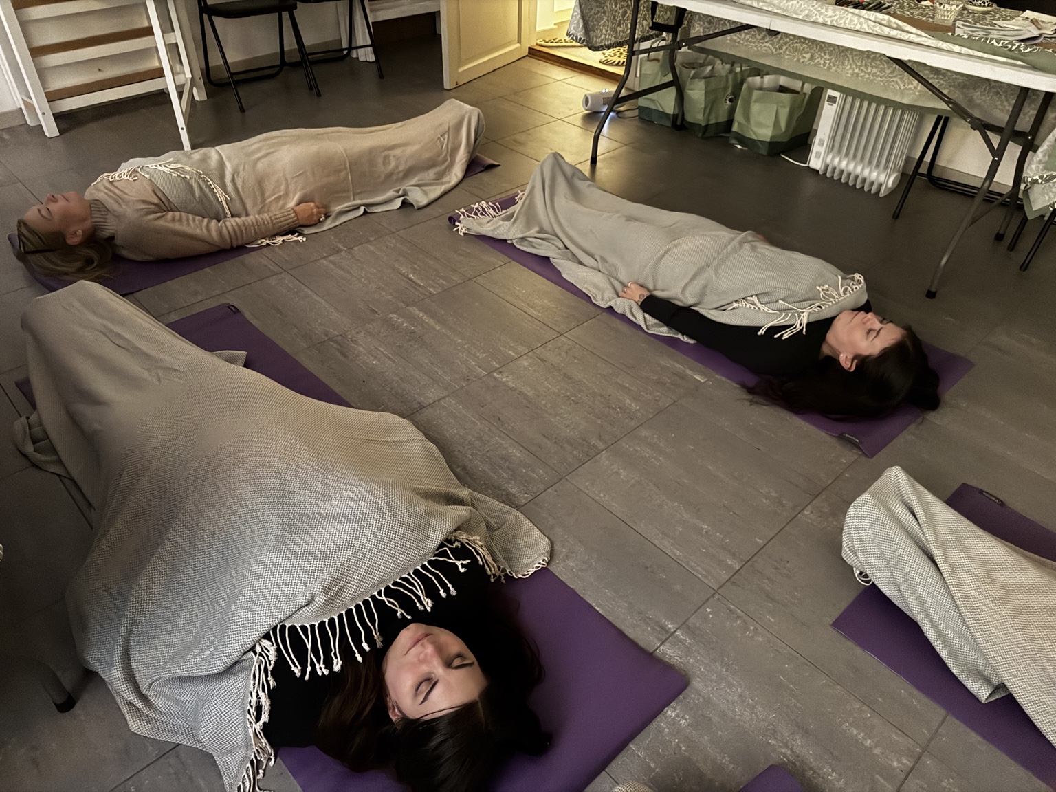 Deltagare som vilar på mattor under filtar under Ett Bättre Liv