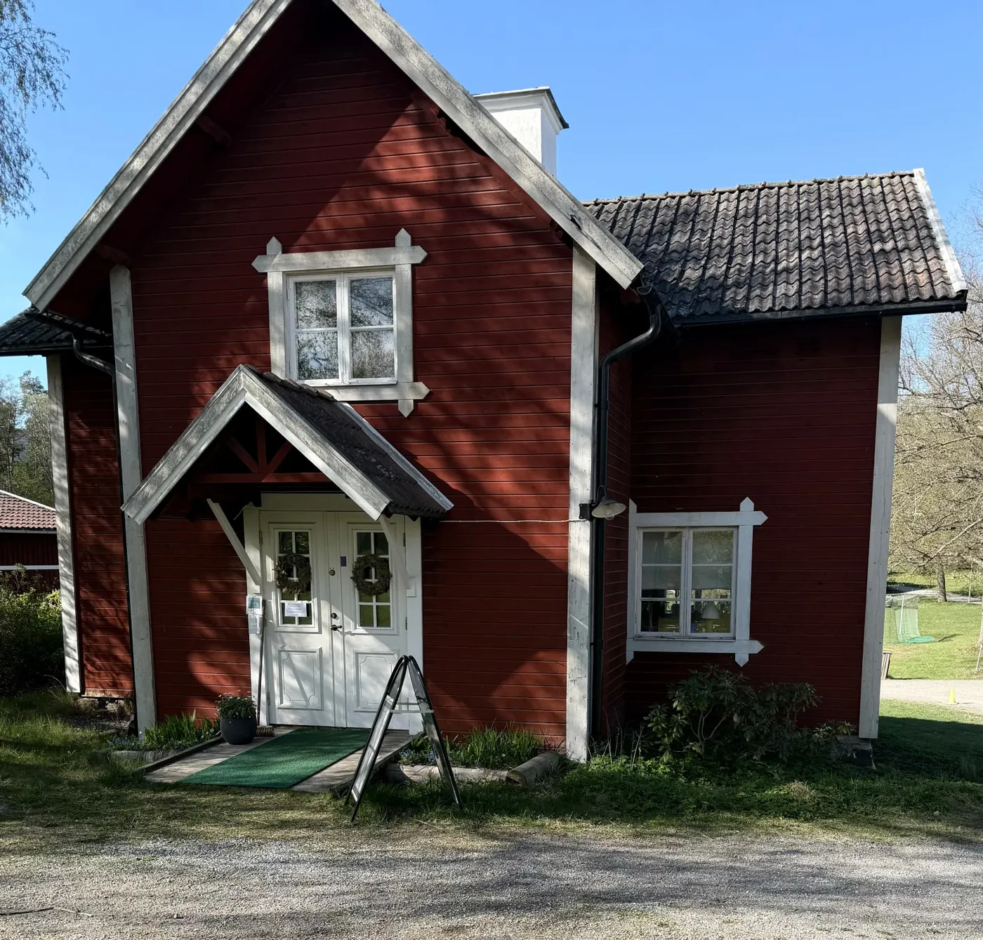 Röda huset med vita knutar där The Soul Studio finns, invid Tollare Folkhögskola