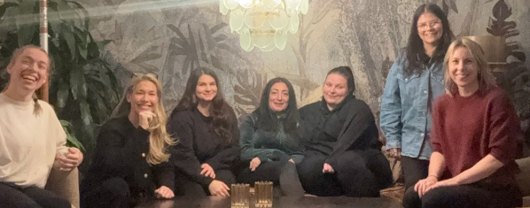 Deltagare och retreatledare samlade under ett tidigare Ett Bättre Liv