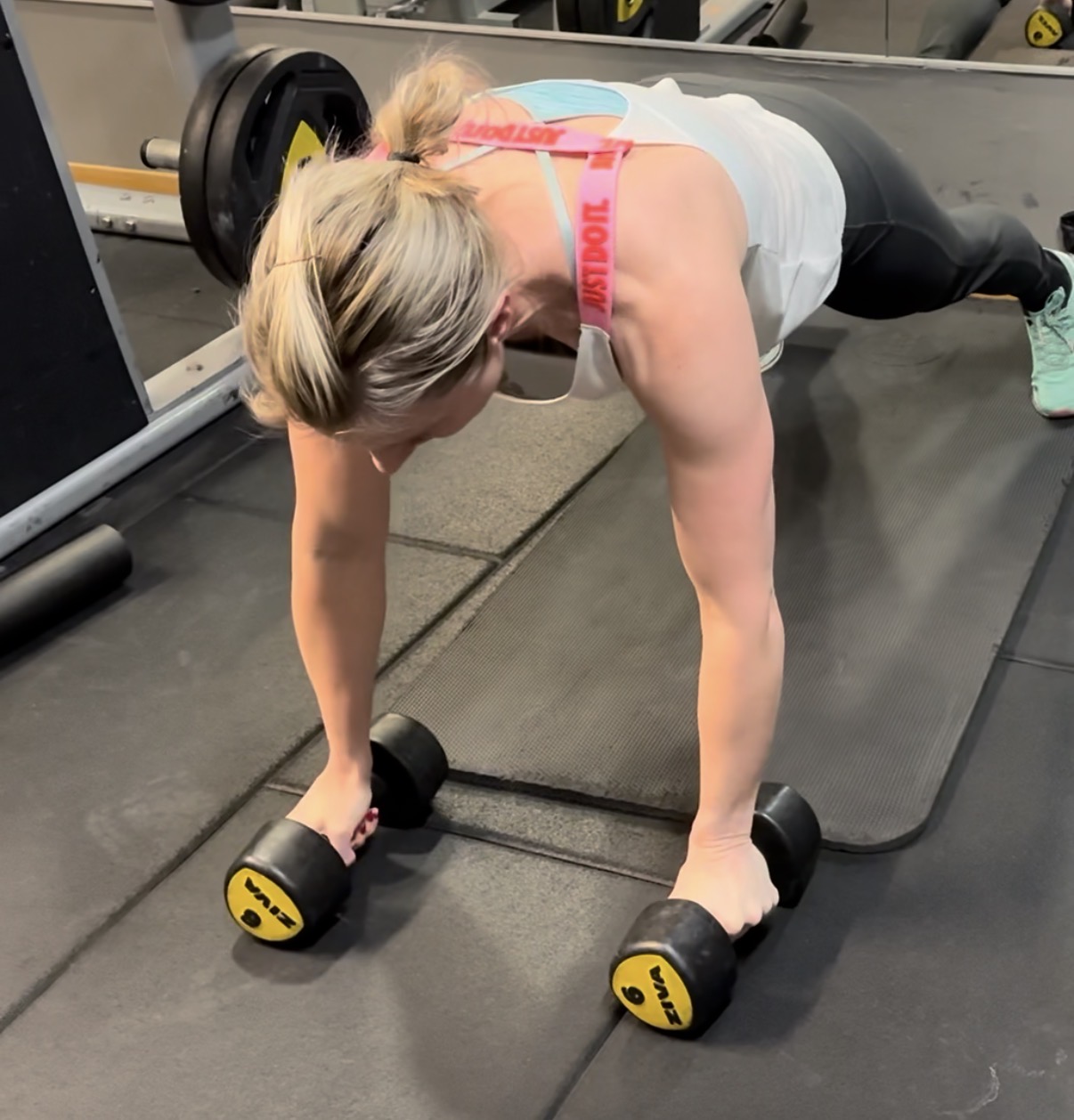 Malin Hörnlund tränar styrka med hantlar i gym