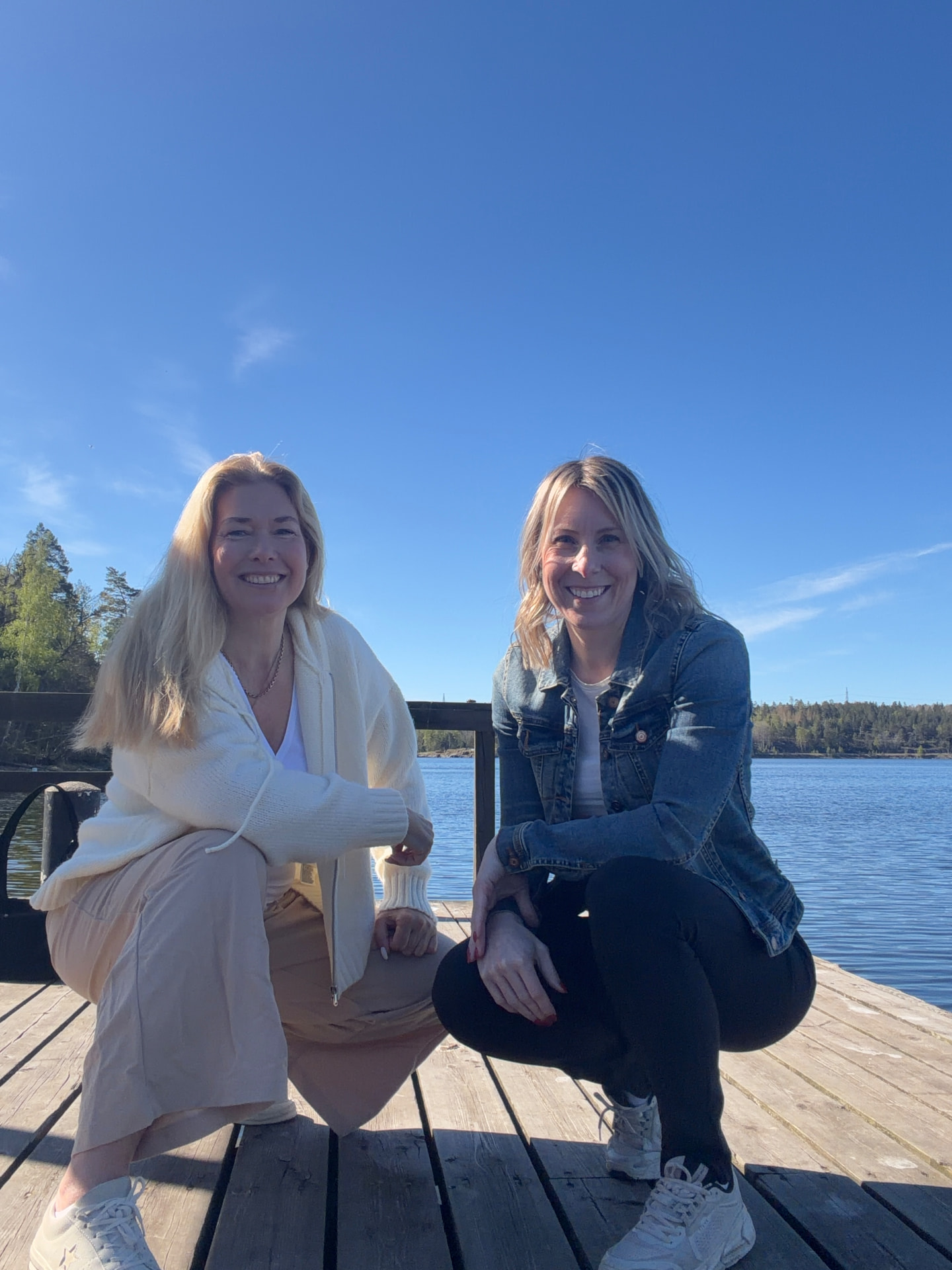 Mia Humble och Malin Hörnlund vid vattnet